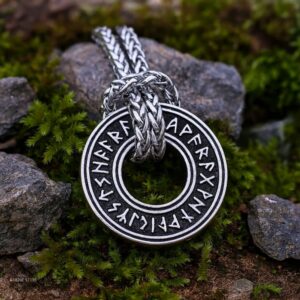 collier amulette des 24 runes vikings, cadeau de protection