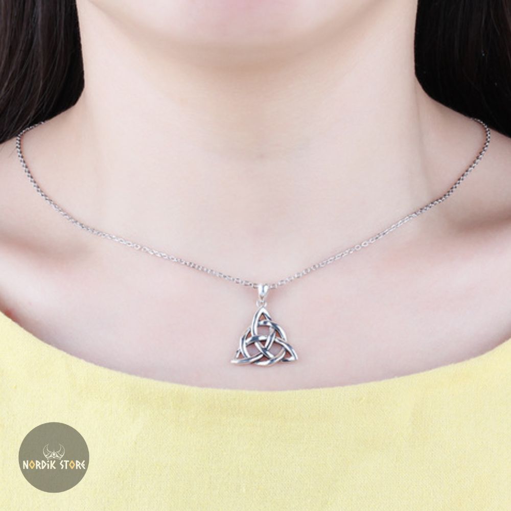 amulette celtique entrelacs Triquetra en acier , cadeau femme