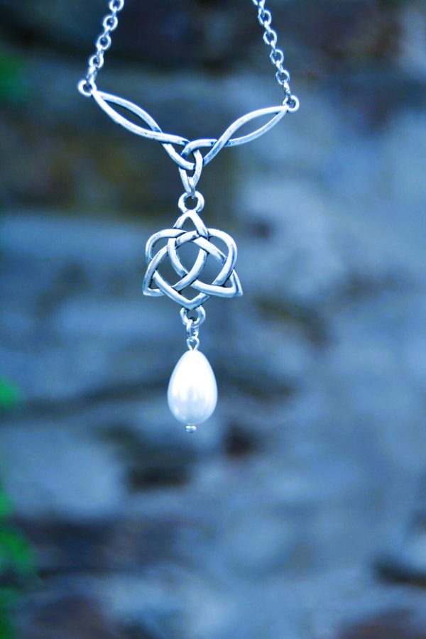 Collier Boadicée celtique perle et Triquetra
