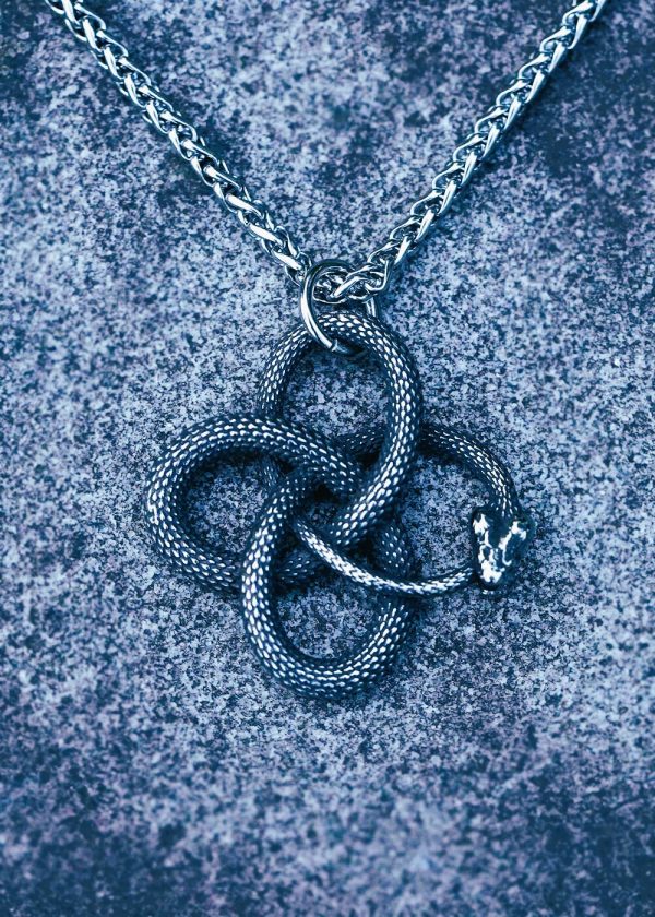 Amulette pendentif collier serpent noeud celtique