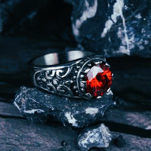 Chevalière viking couronne éternelle en acier sertie d'un diamant rouge