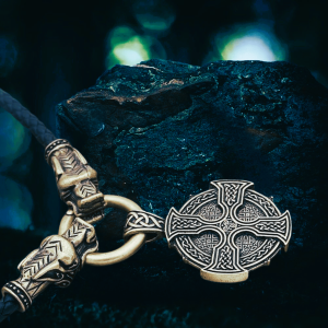 Collier celtique croix solaire bronze alliage zinc et acier