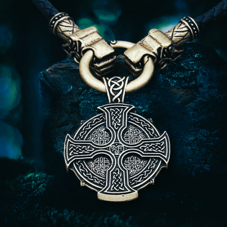 Collier celtique croix solaire bronze antique
