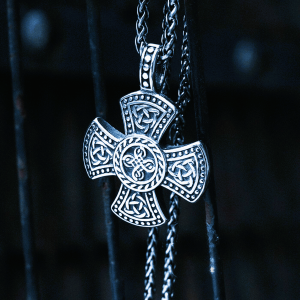 Collier entrelacs croix celtique