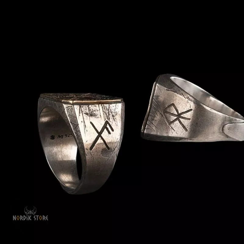 Côté de la chevalière viking les yeux d'Odin