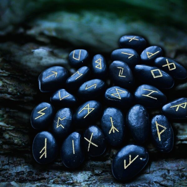 Ensemble de runes nordiques pierres noires vikings
