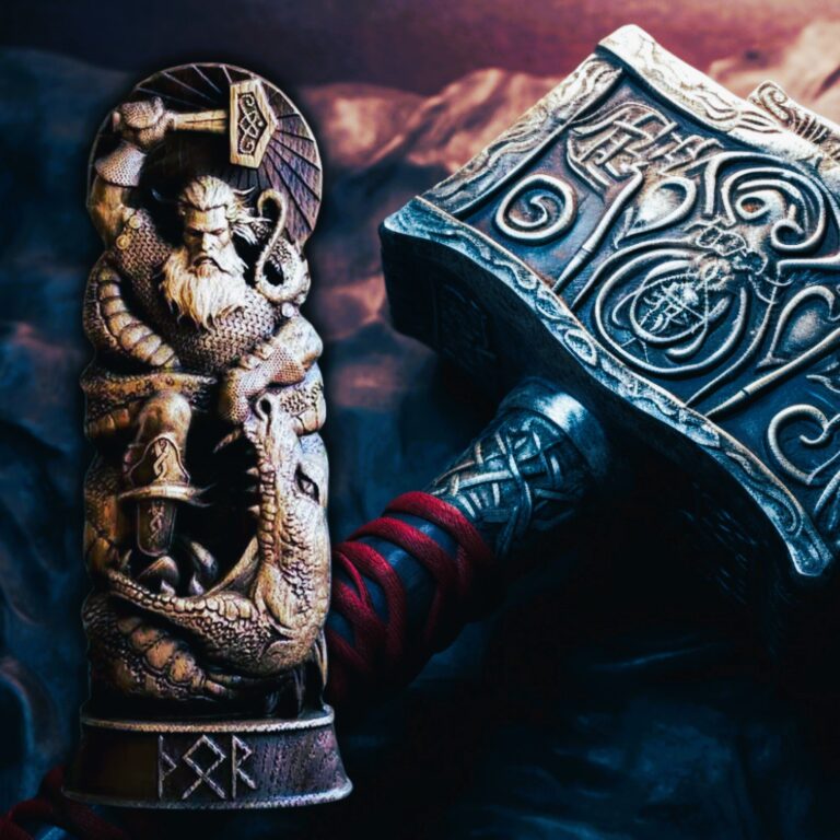 Statue viking du dieu nordique Thor avec son marteau Mjolnir