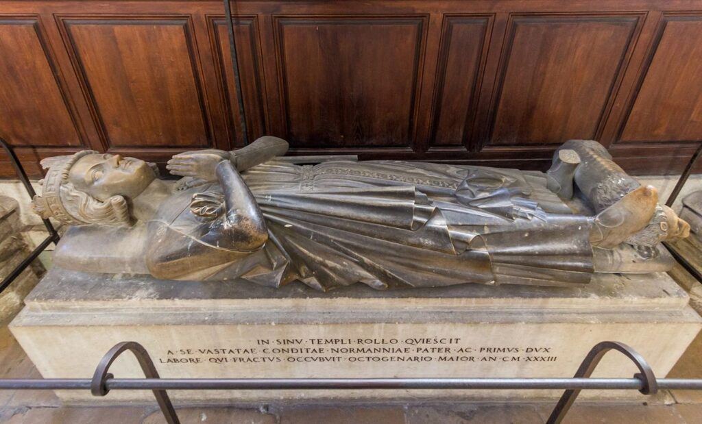 Statue et effigie de Rollon de Normandie à notre Dame de Rouen