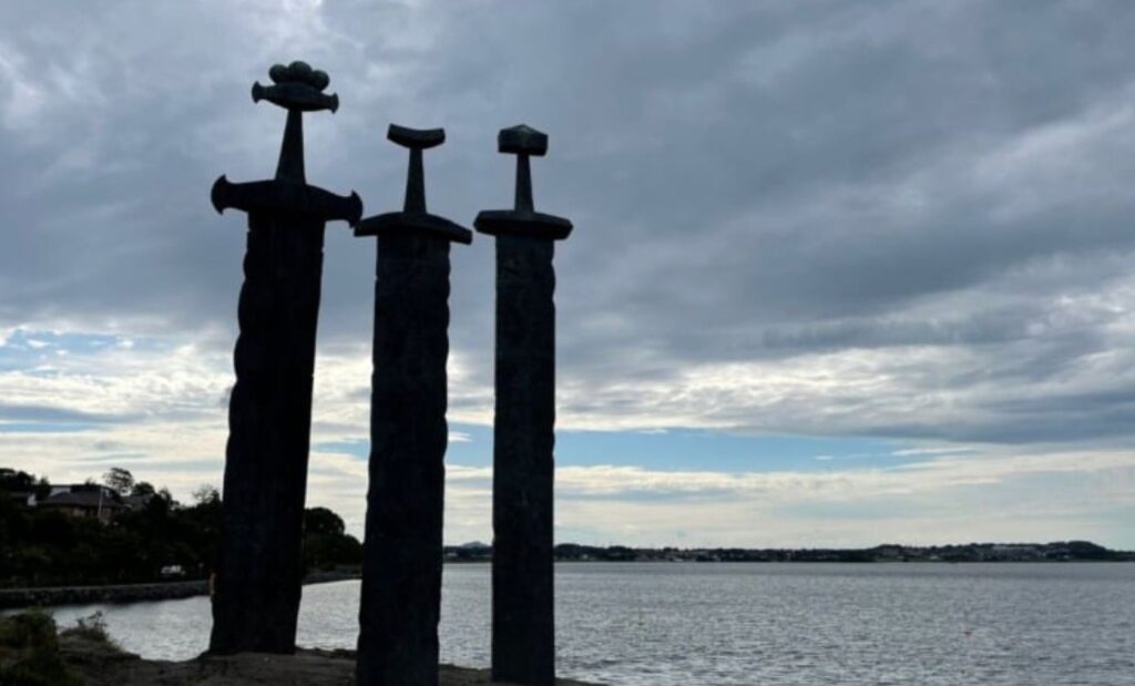 Monuments des épées sur les rochers de Hafrsfjord près de Stavanger