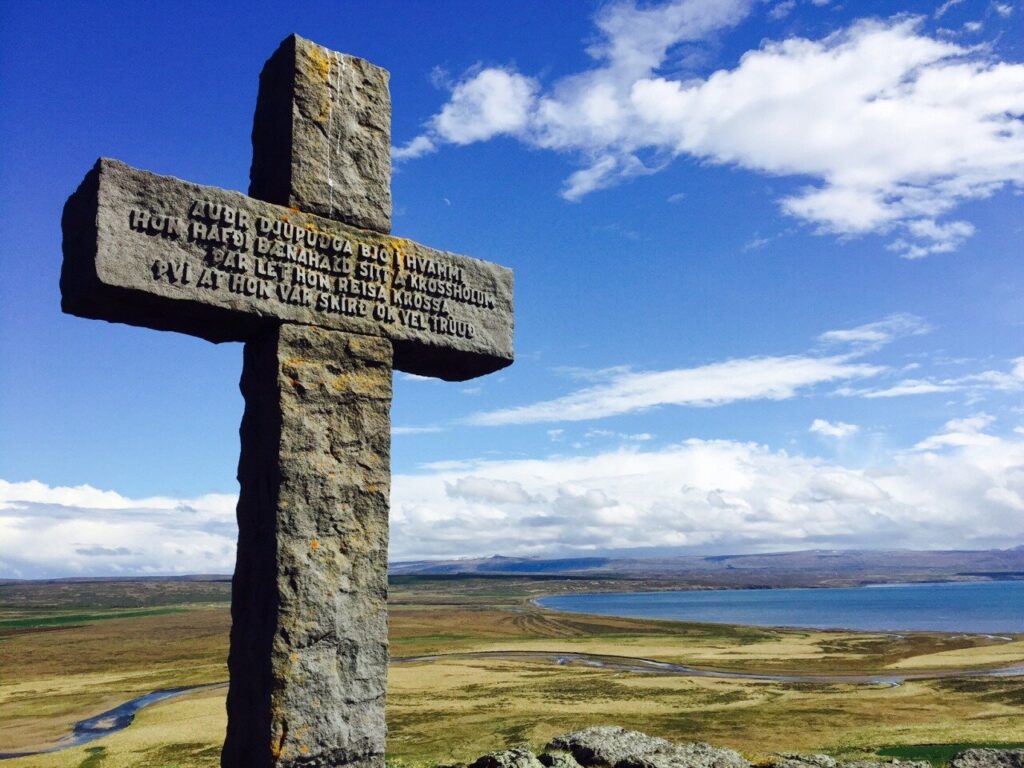 Croix de Krossholaborg en région islandaise