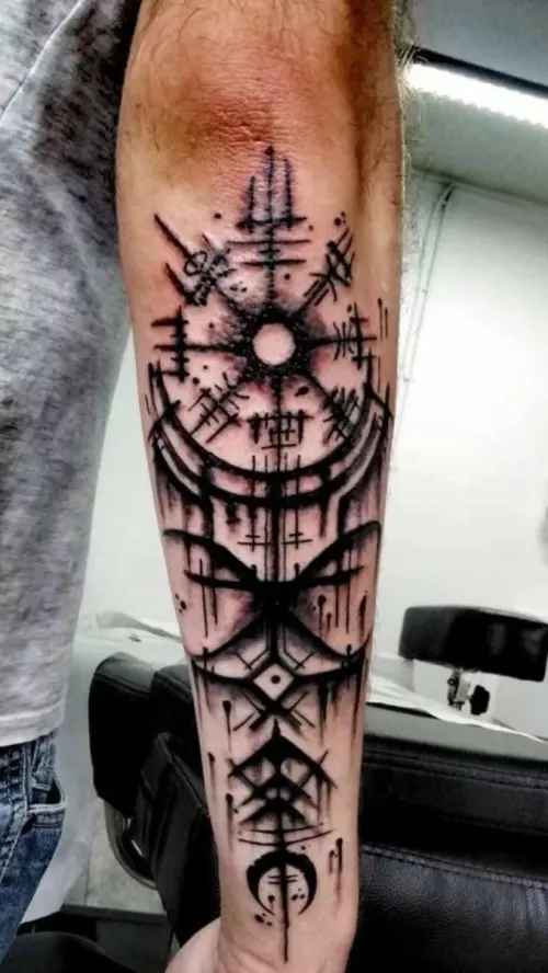 Tatouage bras Vegvisir