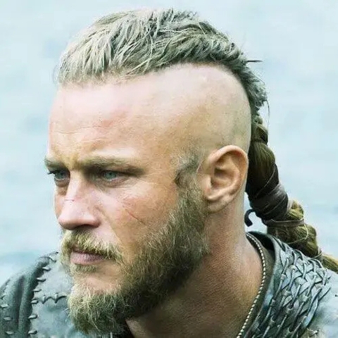 Coiffure Ragnar côtés rasés avec longue tresse