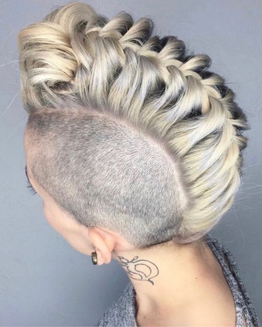 Coiffure Viking féminine mohawk grosse tresse inversée