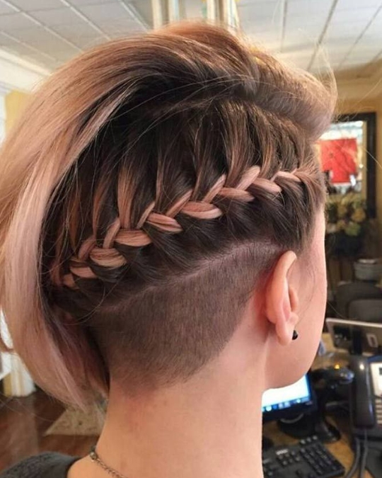 Coiffure Viking femme cheveux courts tresse et nuque rasée