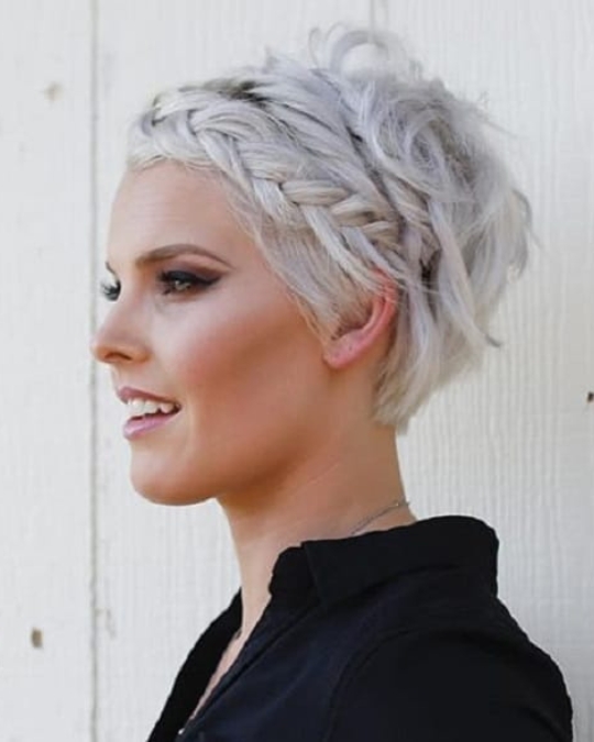 Coiffure Viking femme cheveux courts tresse frontale