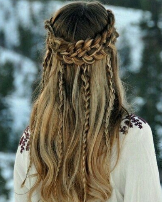 Coiffure Viking pour femme en couronne tressée