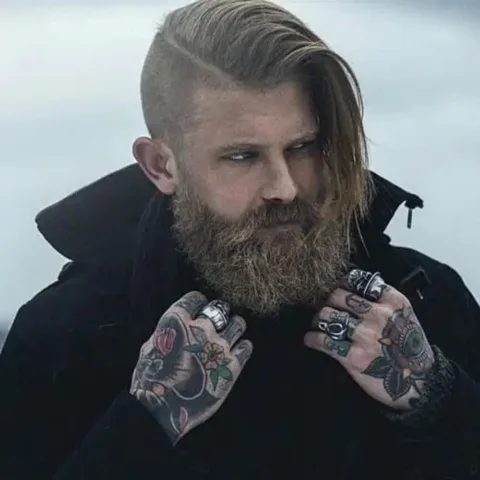 Coiffure Viking rasée avec balayage latéral