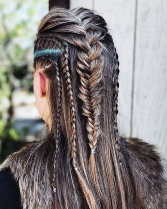 Coiffure femme Viking cheveux lisses avec tresse centrale et petites tesses latérales