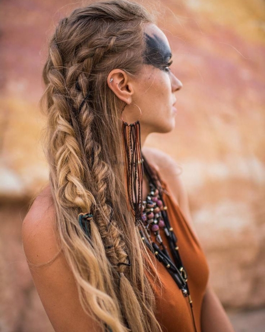 Coiffure viking femme cheveux lisses et tresses