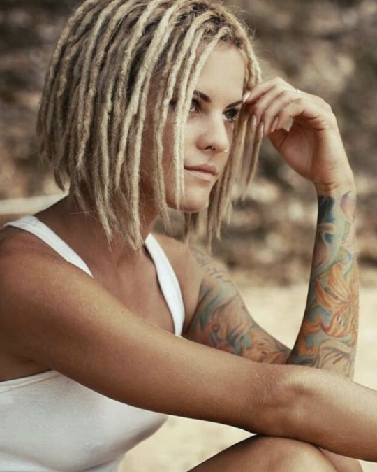 Coiffure viking femme dreadlocks mi-longs