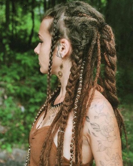 Coiffure viking femme tresses en dreadlocks