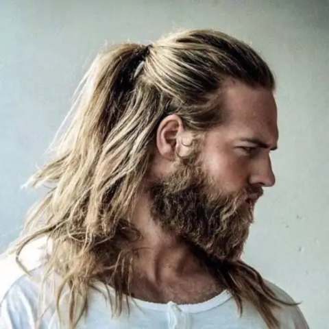 Coiffure viking sauvage à moitié relevée