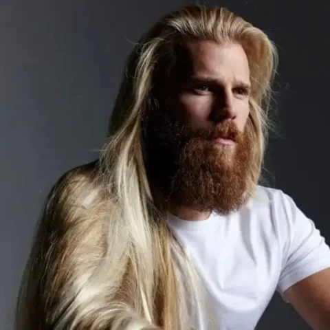 Coupe Viking aux cheveux longs lâchés