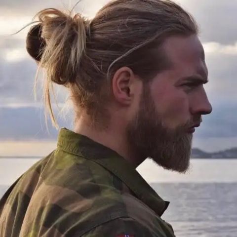 Coupe Viking cheveux longs avec chignon soigné