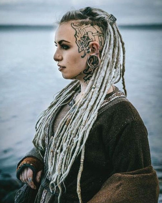 Coupe Viking femme côtés rasés cheveux longs en dreadlocks