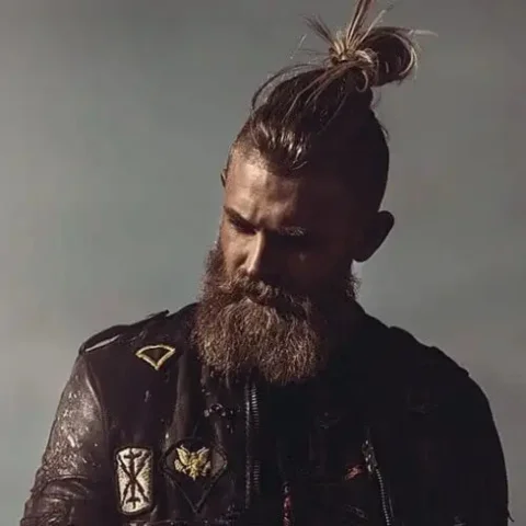 Coupe chignon viking désordonné