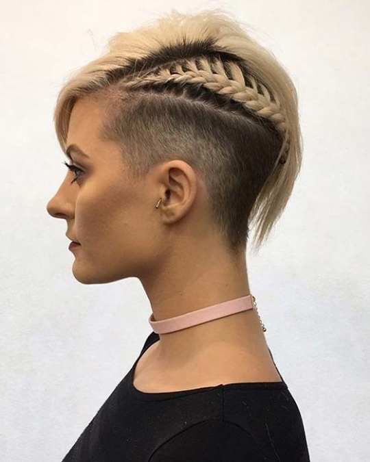 Coupe courte rasée viking femme balayage et tresse latérale