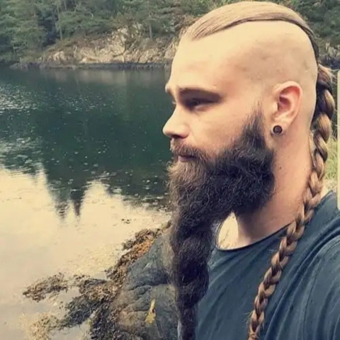 Coupe rasée avec tresse et longue barbe tressée