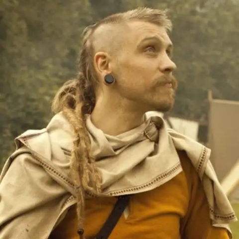 Coupe viking cheveux courts et queue dreadlocks