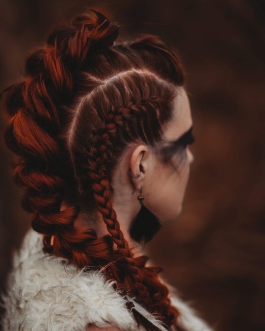 Grosse tresse Viking femme avec petites latérales cheveux roux