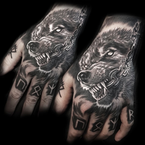 Tatouage Fenrir mains