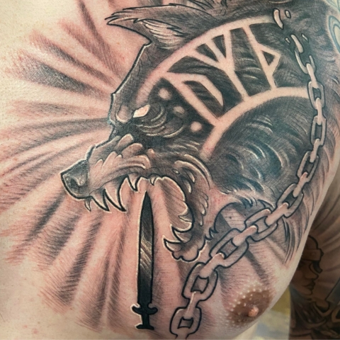 Tatouage Fenrir pectoral