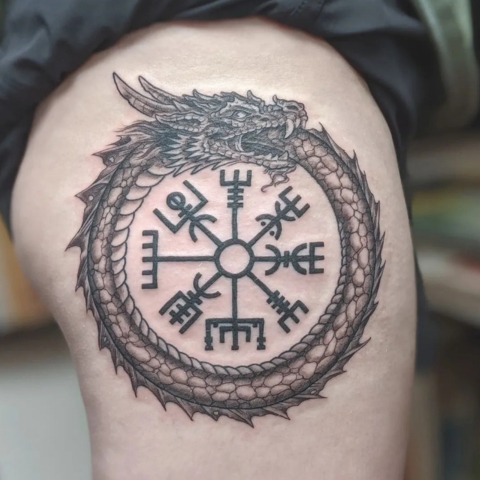 Tatouage Jörmungand cuisse