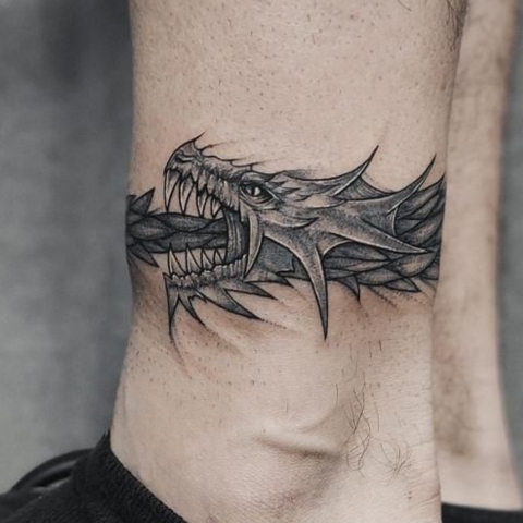 Tatouage Ouroboros cheville