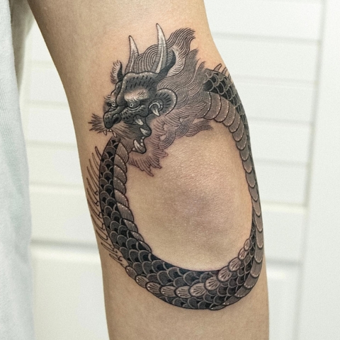 Tatouage Ouroboros coude