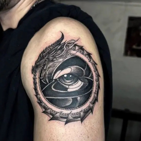 Tatouage Ouroboros épaule