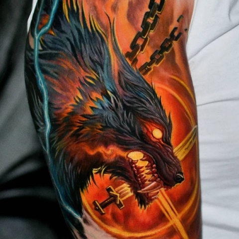 Tatouage couleur Fenrir biceps