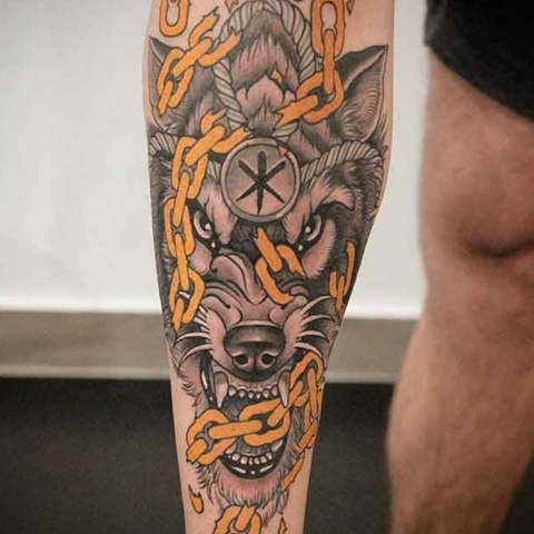 Tatouage couleur Fenrir tibia