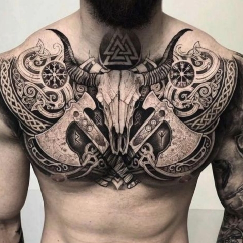 Tatouage homme torse hache et symboles vikings