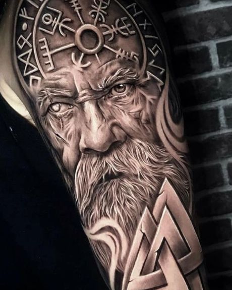 Tatouage viking bras Odin Vegvisir et Valknut