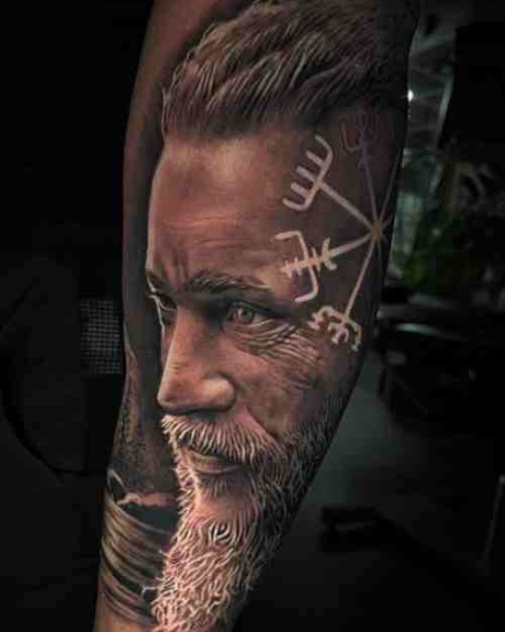 Tatouage viking bras Ragnar