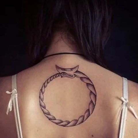 Tatouage viking femme Ouroboros