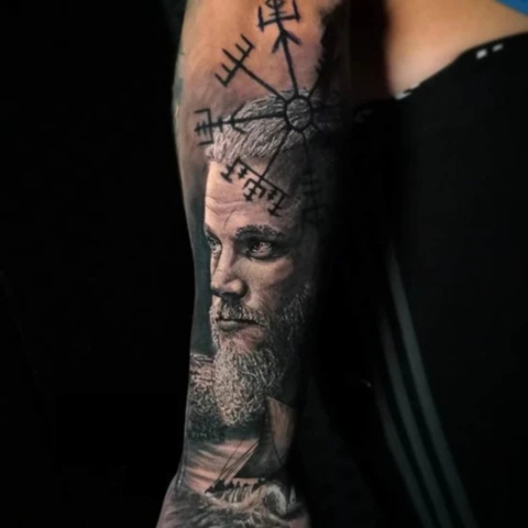 Tatouage viking femme Ragnar Lothbrok