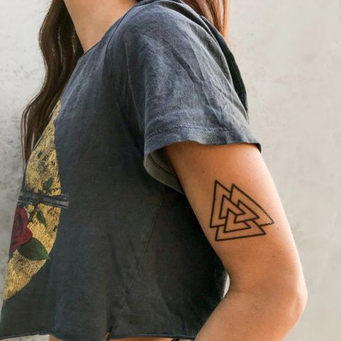 Tatouage viking femme Valknut