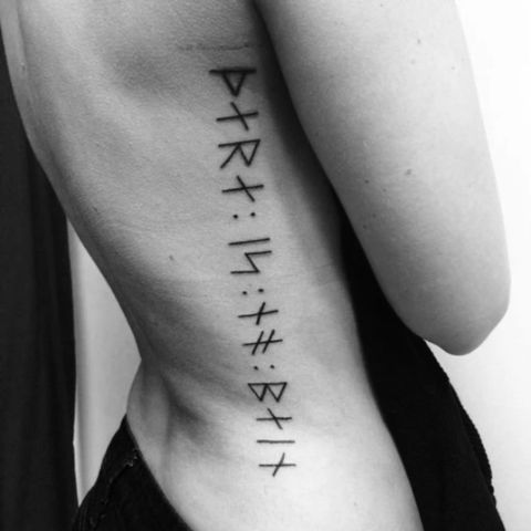 Tatouage viking femme runes