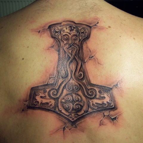 Tatouage viking homme dos Mjöllnir